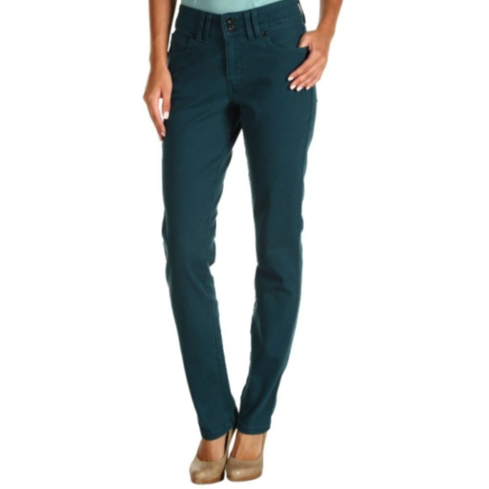 Levis Mid Rise Skinny Jeans - Size 6